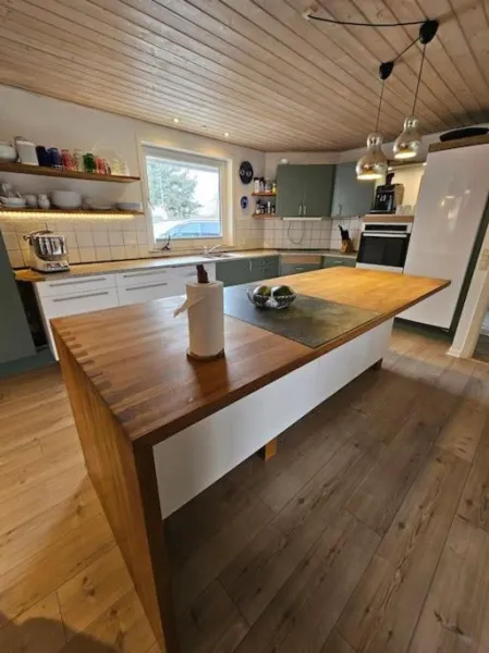 Billede 7 af Stort hus lige mellem hav og fjord
