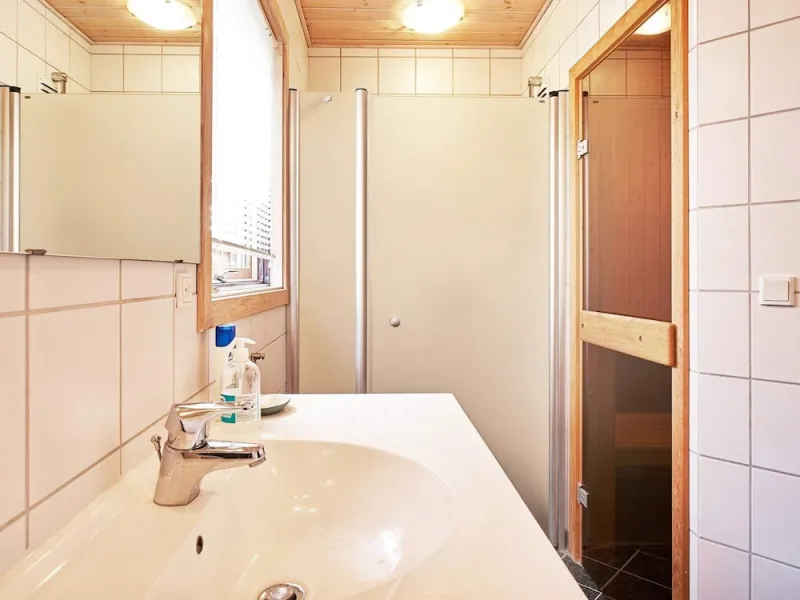 Billede 2 af 6 Person Holiday Home in Aakirkeby
