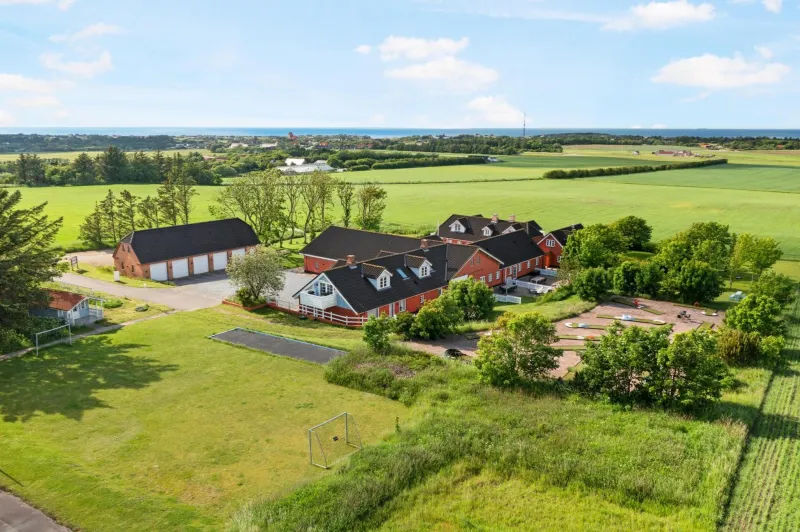 Holiday Cottage Coziness And Activities For 18 People