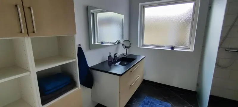 Hyggeligt værelse med lækkert badeværelse photo 4