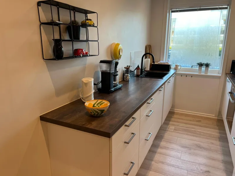 Billede 6 af Nyrenoveret lejlighed med balkon og parkering