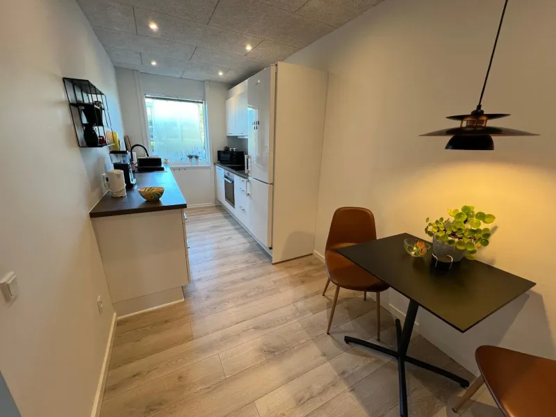 Billede 9 af Nyrenoveret lejlighed med balkon og parkering