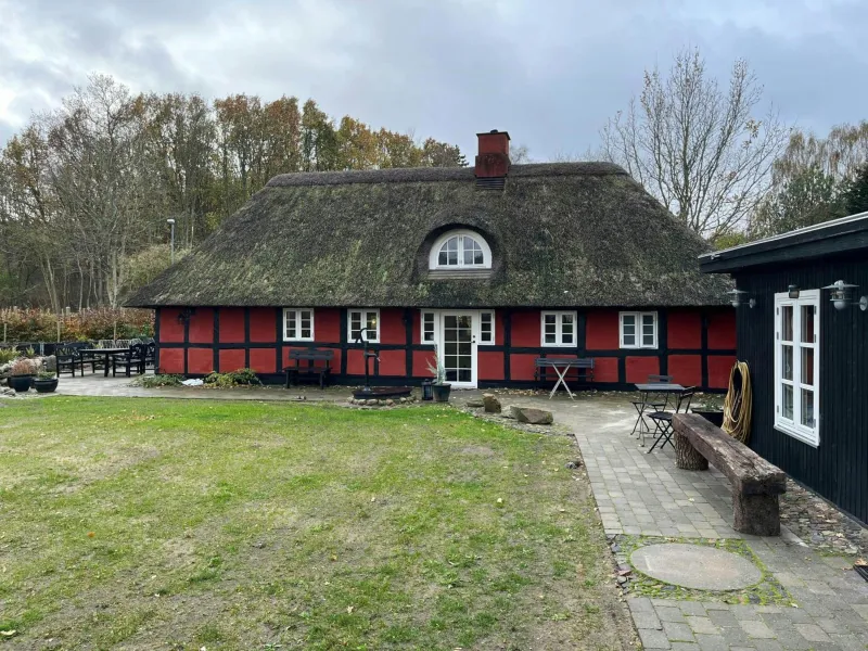 Billede 2 af Charming Thatched House With Forest And Orangery