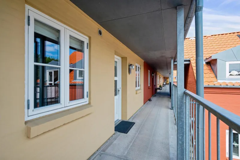 Billede 7 af Lovely And Spacious Two-Level Apartment With Balcony, Elevator And Private Parking Just Steps From Ebeltofts Charming Pedestrian Streets, Cafés,