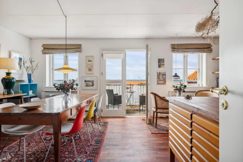 Billede 8 af Lovely And Spacious Two-Level Apartment With Balcony, Elevator And Private Parking Just Steps From Ebeltofts Charming Pedestrian Streets, Cafés,