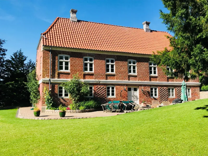 300m2 entire house with 3 bedrooms