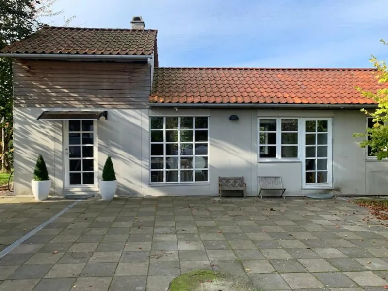 Modern 2 bedroom cottage close to airport and town - sleeps 8 photo 1