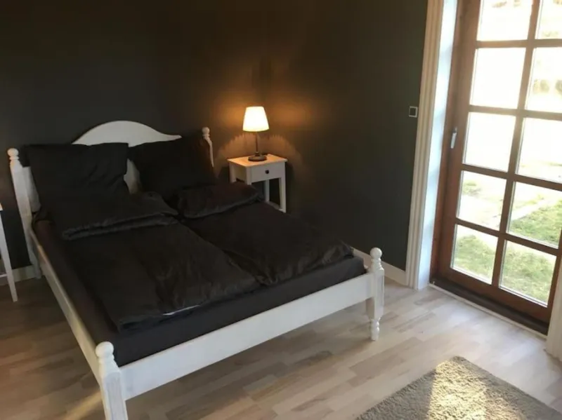 Modern 2 bedroom cottage close to airport and town - sleeps 8 photo 2