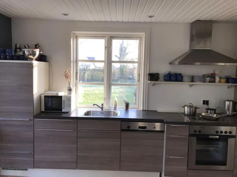 Modern 2 bedroom cottage close to airport and town - sleeps 8 photo 3