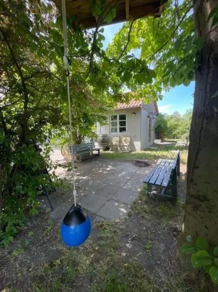 Modern 2 bedroom cottage close to airport and town - sleeps 8 photo 7
