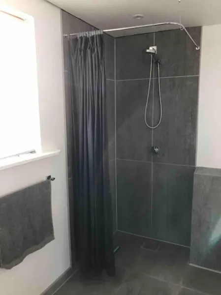 Modern 2 bedroom cottage close to airport and town - sleeps 8 photo 10