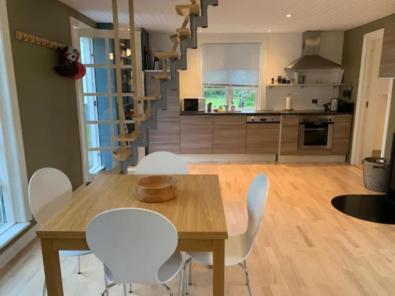 Modern 2 bedroom cottage close to airport and town - sleeps 8 photo 11