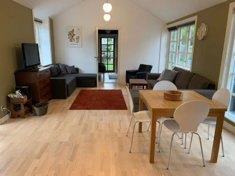Modern 2 bedroom cottage close to airport and town - sleeps 8 photo 15