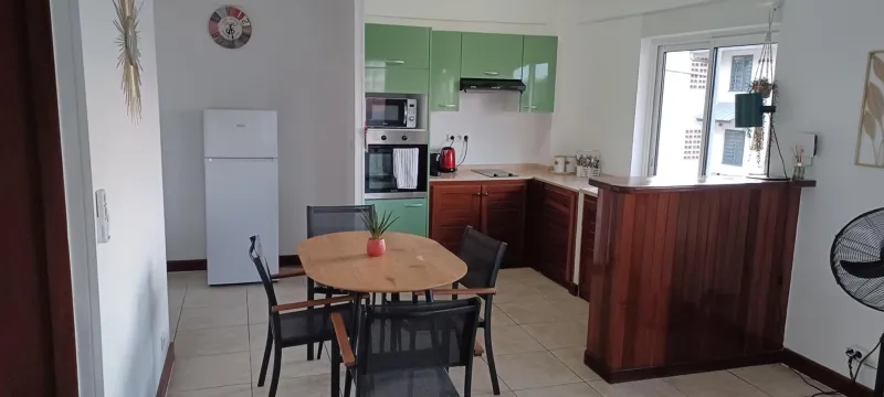 Billede 6 af Appartement NANA A 34 - Appartement Cosy et Lumineux - Vue Panoramique- Centre ville- - Cuisine équipée- CLIM- WIFI - NETFLIX-Parking Public Gratuit-Garage