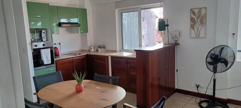 Billede 8 af Appartement NANA A 34 - Appartement Cosy et Lumineux - Vue Panoramique- Centre ville- - Cuisine équipée- CLIM- WIFI - NETFLIX-Parking Public Gratuit-Garage