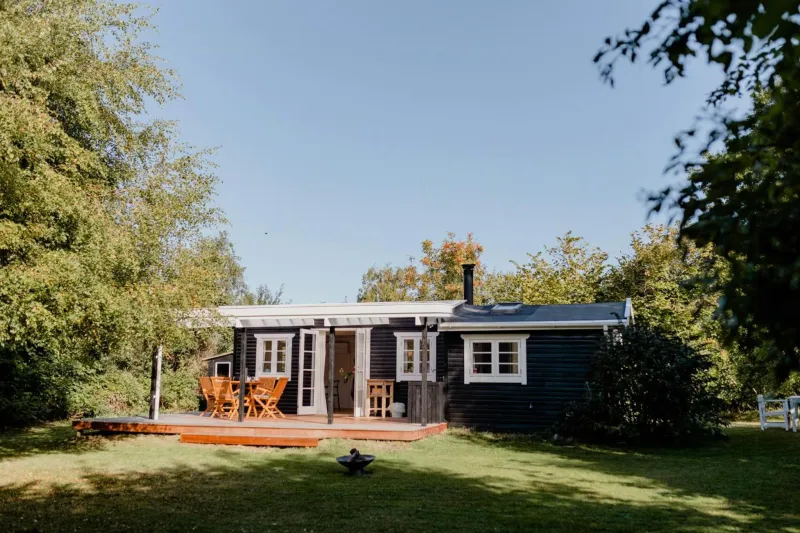 Cottage Life In Intimate Wooden Cabin