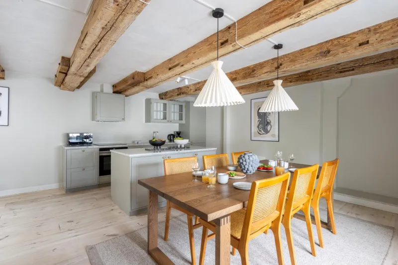 Billede 7 af City Apartment With Exposed Ceiling Beams