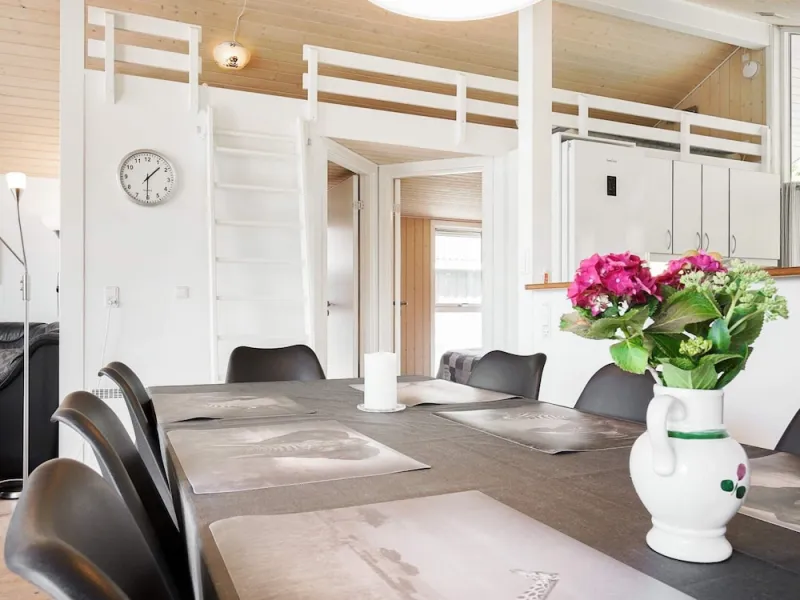 Billede 2 af 8 Person Holiday Home in Nexo-by Traum