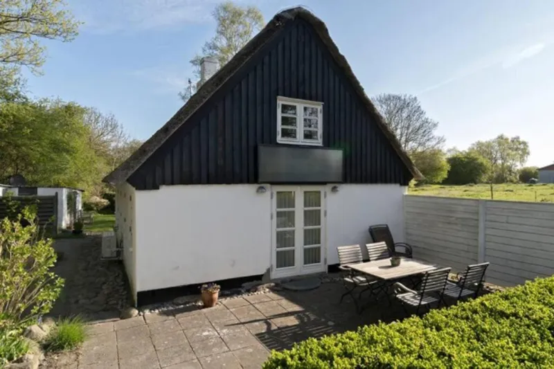 Billede 8 af Hyggeligt sommerhus med privat have