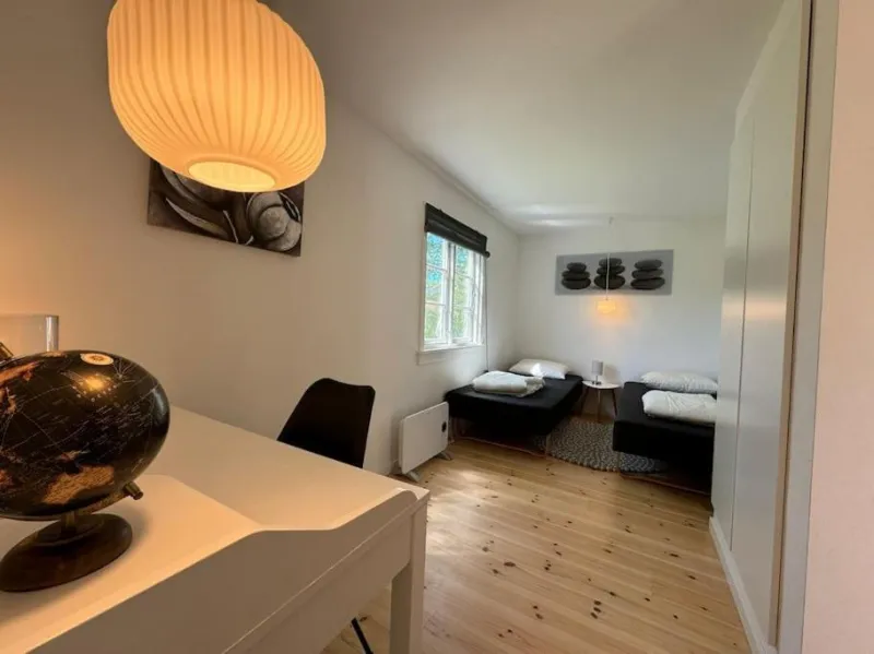 Billede 2 af Rummeligt sommerhus ved Lammefjorden - Stor terrasse, have & plads til 6 gæster
