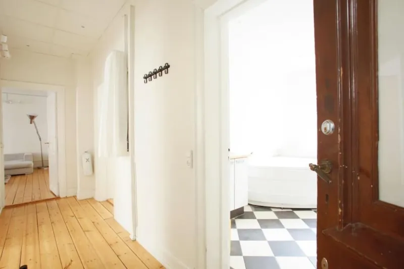 Billede 37 af Large & Bright 3BR Flat w Whirlpool Near Metro