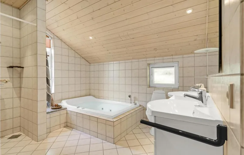 Billede 24 af 4 Bedroom Beautiful Home In Oksbøl