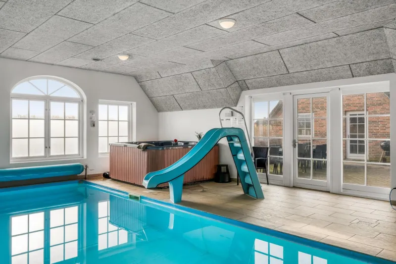 Billede 3 af Fantastic Holiday Home With Pool And Spa For 20 People