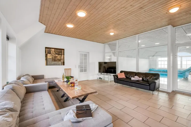 Billede 7 af Fantastic Holiday Home With Pool And Spa For 20 People