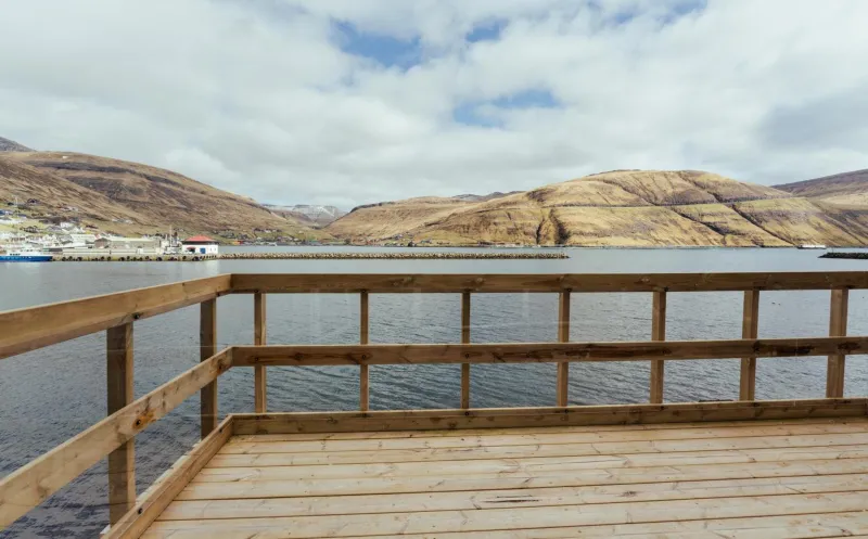 Seaside Nest - Charming Waterfront Retreat