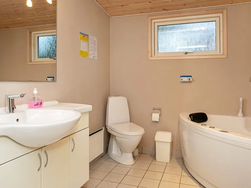 Billede 2 af Modern Holiday Home With Whirlpool in Væggerløse