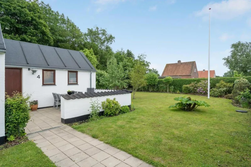 Billede 2 af Lille hus nær by og hav