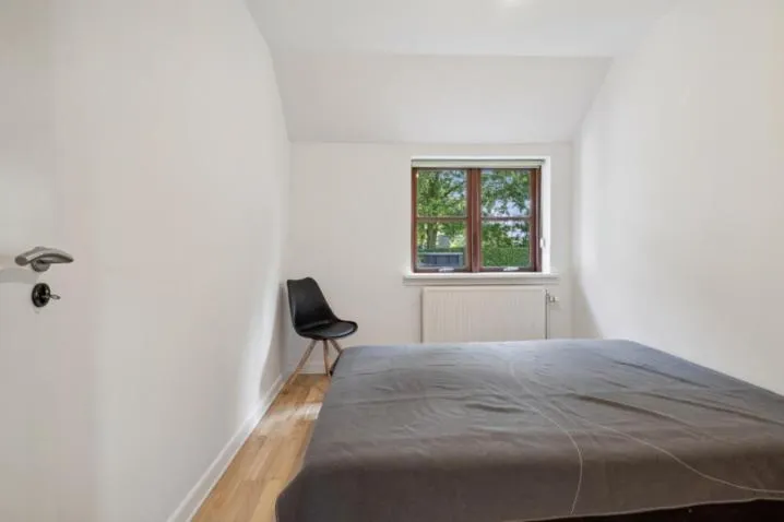 Billede 3 af Lille hus nær by og hav