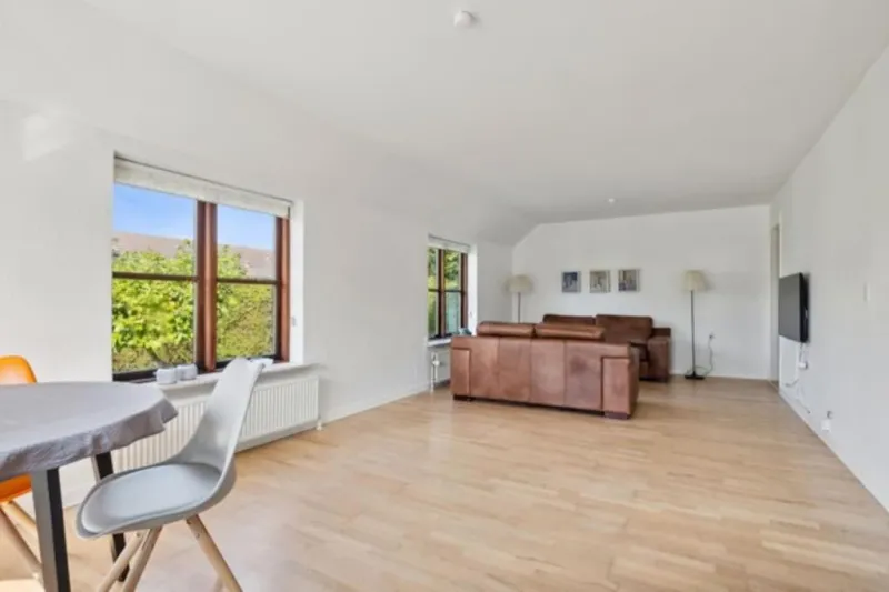 Billede 7 af Lille hus nær by og hav