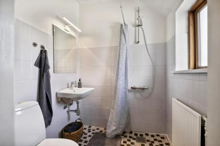 Billede 12 af Lille hus nær by og hav