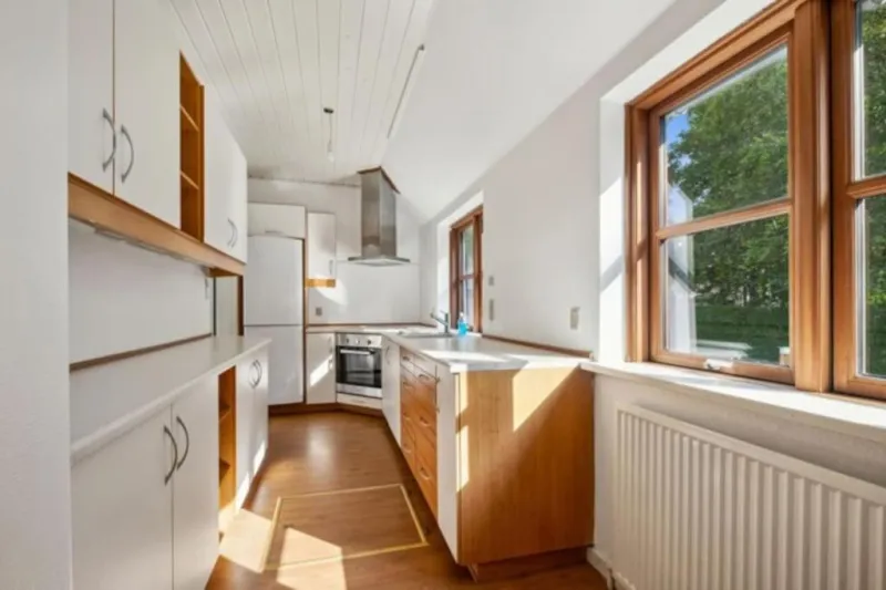 Billede 19 af Lille hus nær by og hav