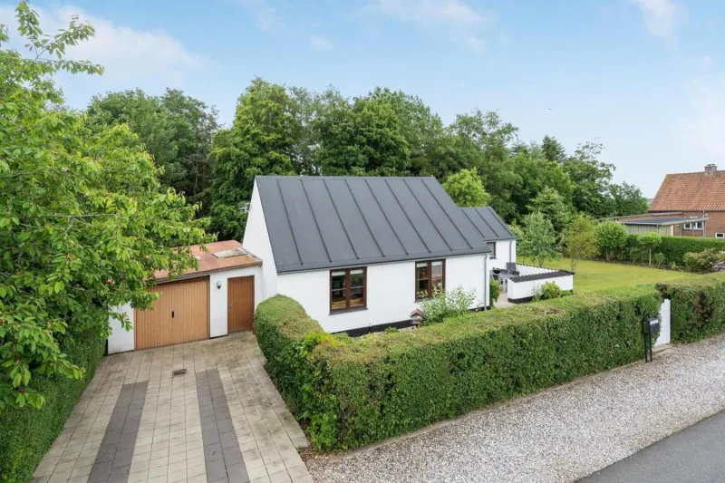 Billede 20 af Lille hus nær by og hav