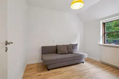 Billede 24 af Lille hus nær by og hav