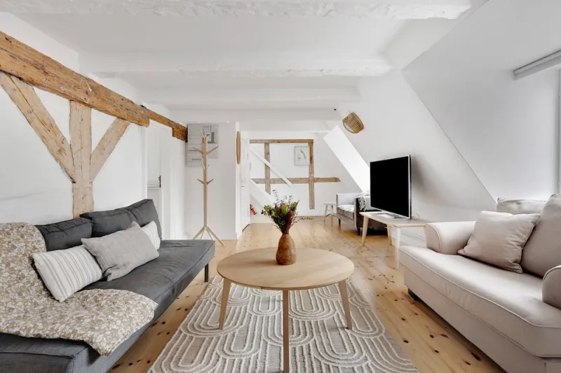Sanders Penny - Chic 3-bdr Apt in City Center