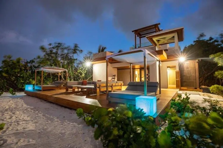 Luxurious Beachfront 2 bedroom villa on Smith's Reef