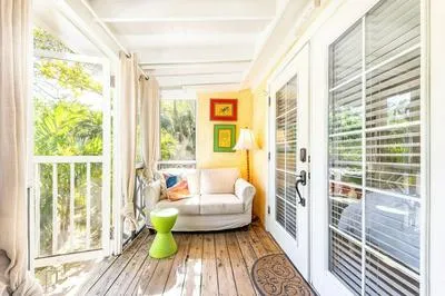Billede 2 af Dreamy Cottage in Grace Bay with BBQ and Bikes Included