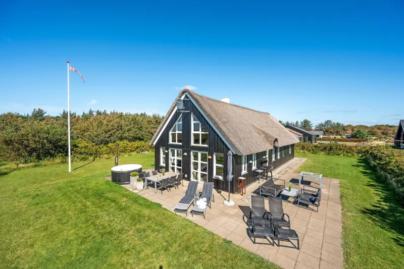 Lovely Holiday Home With Fantastic Views, Fenced Grounds, And A Wilderness Bath photo 1