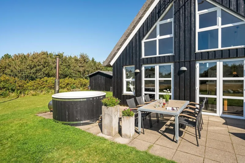 Lovely Holiday Home With Fantastic Views, Fenced Grounds, And A Wilderness Bath photo 3