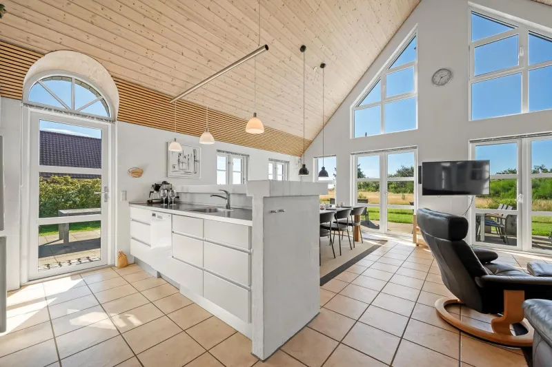 Lovely Holiday Home With Fantastic Views, Fenced Grounds, And A Wilderness Bath photo 4