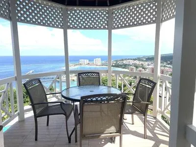 Billede 2 af OceanBreeze Jamaica Penthouse, 7-Minute Walk to Beach