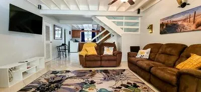 Foto 2 von Cheerful 2 - Bedroom Townhouse with free parking in New Kingston