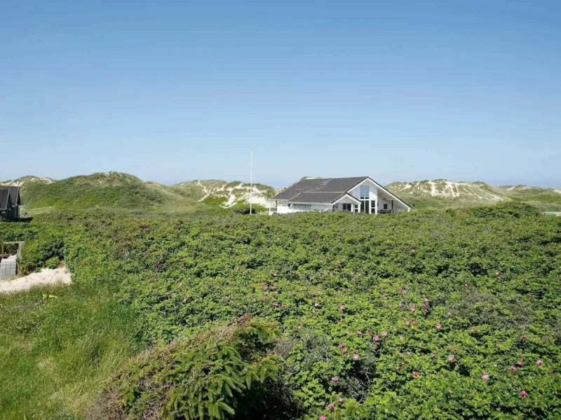 Billede 4 af Beautiful Holiday Home in Blokhus with Hot Tub