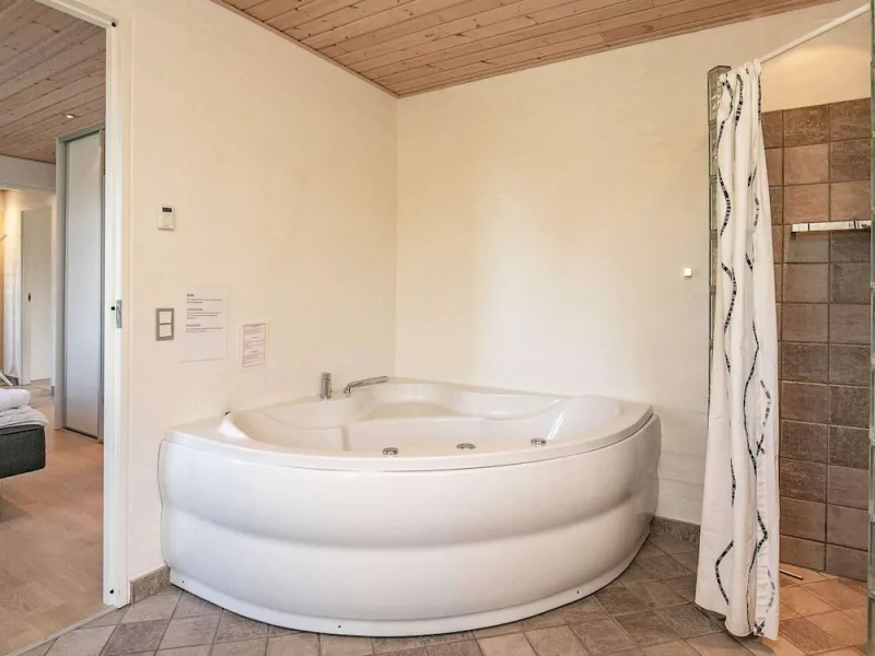 Billede 7 af Luxurious Holiday Home in Hurup with Hot Tub
