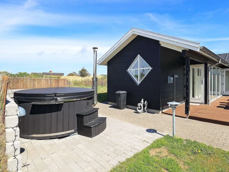 Billede 6 af Stunning Holiday Home in Hirtshals with Hot Tub