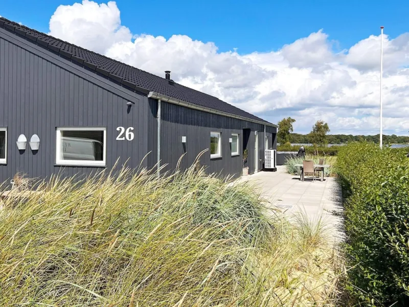 Stylish Lakeview Retreat-by Traum