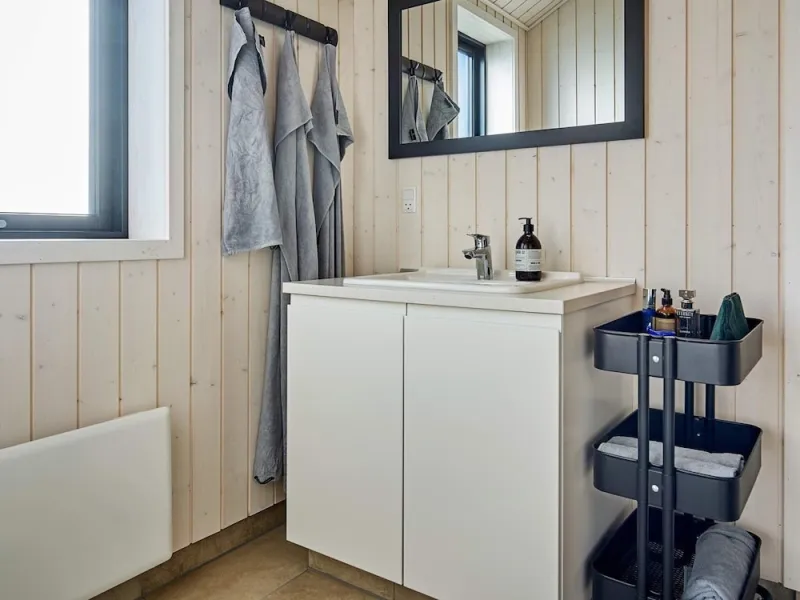 Billede 2 af 8 Person Holiday Home in Aakirkeby